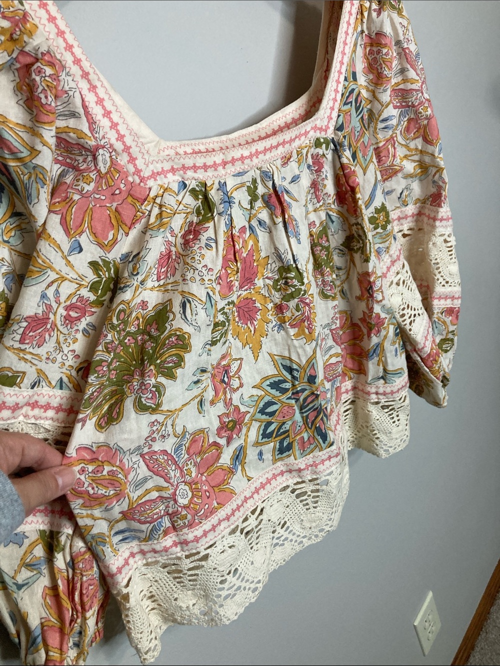 Christian Siriano NY Boho Floral Crochet Trim Square Neck Top Cream/Pink Small - Picture 8 of 10